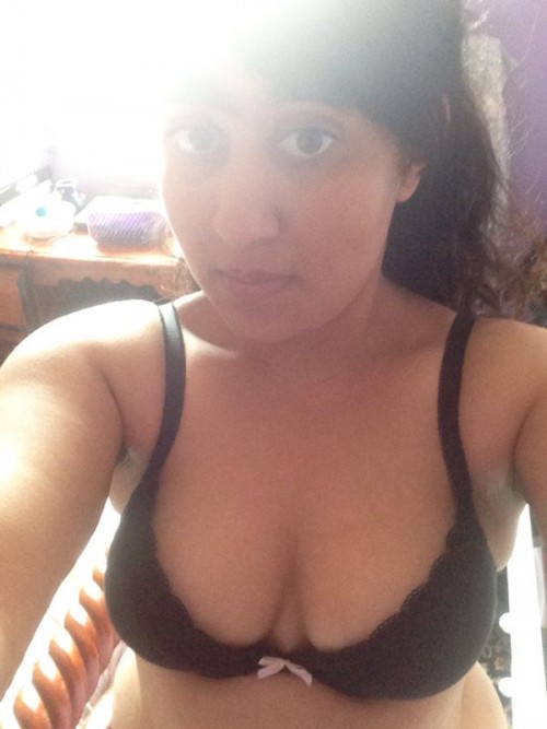 Hot and Cute Indian Girl Posing Her Nude Boobs 2