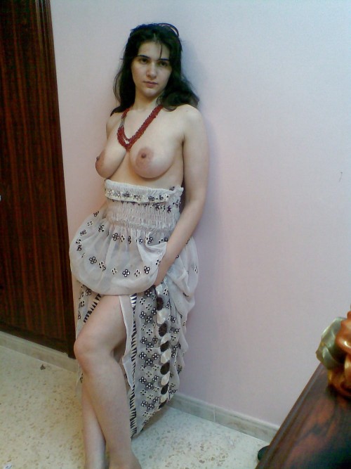 Hot Bhabhi Topless Showing Her Boobs