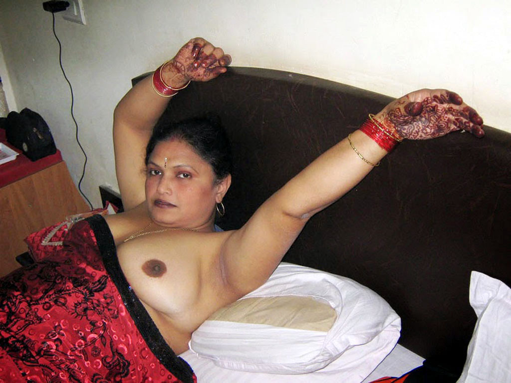 Indian aunty showing boobs