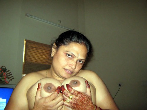Desi Nude Aunty Showing Big Boobs Pics 5