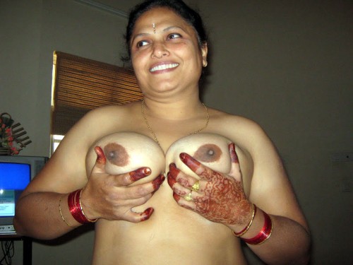 Desi Nude Aunty Showing Big Boobs Pics 6