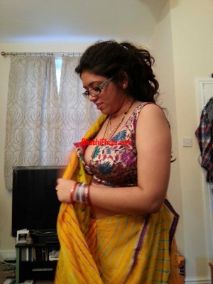 Hot Gujju Bhabhi Showing Big Boobs And Pussy Photos (6)
