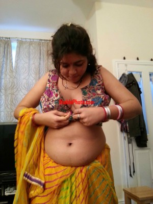 Hot Gujju Bhabhi Showing Big Boobs And Pussy Photos (9)