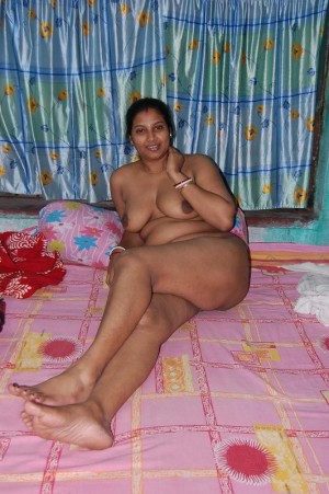 Naked-Bengali-Housewife-With-Big-Boobs-And-Shaved-Pussy-Photos-In-Bedroom-8-532x800.jpg