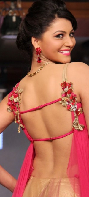 urvashi rautela nude pics naked boobshot backless sexy images 5