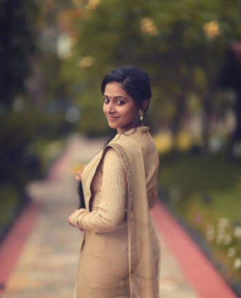 Anu Sithara back pose image