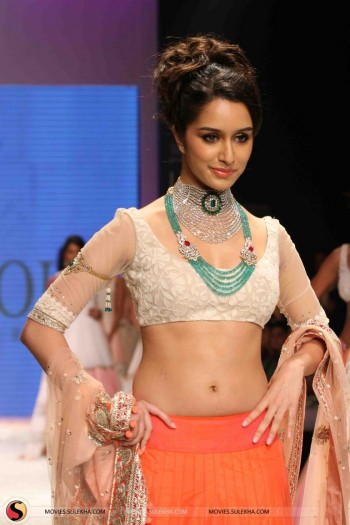 shraddha-kapoor-walks-the-ramp-for-anmol-movie-event-pictures048.jpg