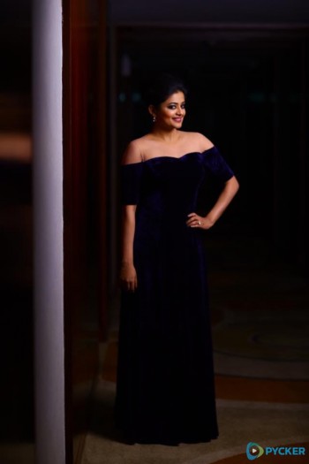 priyamani-in-a-royal-blue-gown_152404088924.jpg