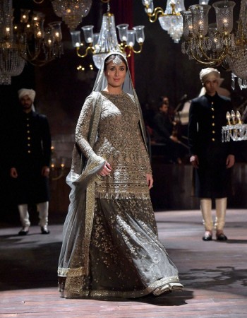 Kareena-Kapoor-showcases-a-creation-by-designer-Sabyasachi.jpg