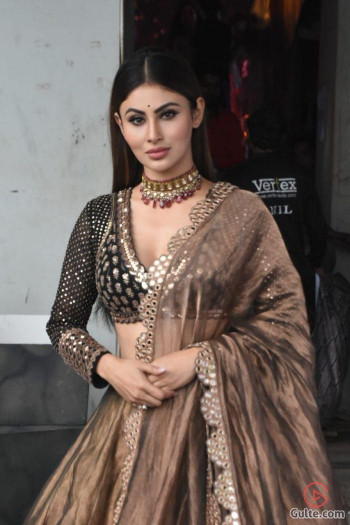 5d81440f59579 Mouni Roy Poses for Paps During DID Shoot 8