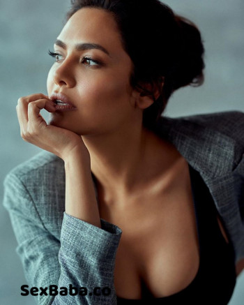 Esha-Gupta-Glamourous-Pics_7.jpg