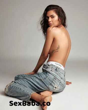 esha-gupta-backless-hot-bold-bollywood-actress-11.jpg