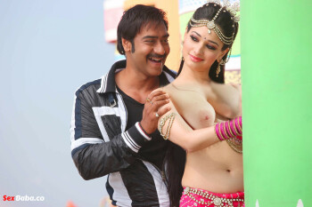 Tamanna-with-Ajay-in-Himmatcfd0a316b480c9c4.jpg