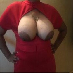 patakha-aunty-hot-boobs-image-225x300