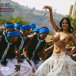 Katrina_Kaif_loves_to_show_her_boobs_to_get_everyones_attention