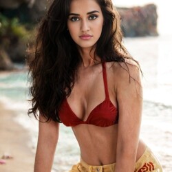 Disha_Patani_on_the_beach_x