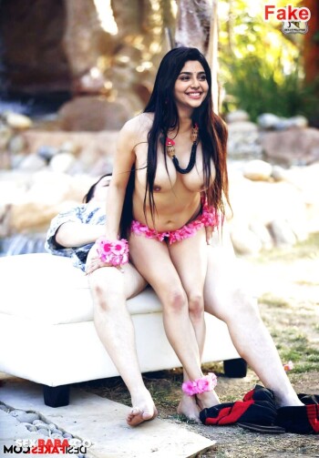 Aishwarya_lekshmi_enjoying_Honeymoon_in_Maldives_x.jpg