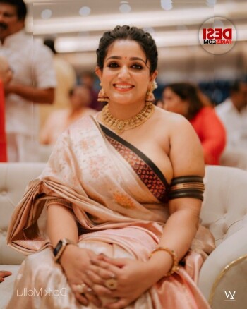 kavya madhavan f2d4f5