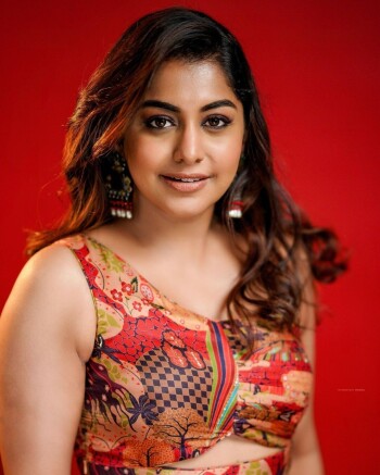 meera nandhan c8493f