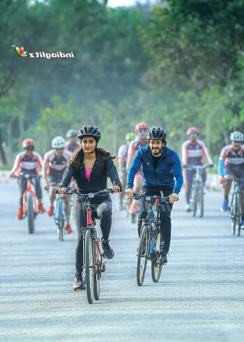 pooja hegde cycling 389a94