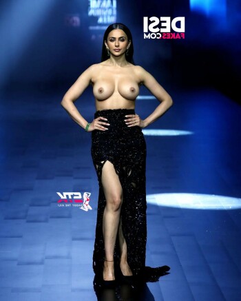 rakul topless c680e0
