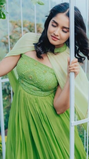anikha surendran b9d254
