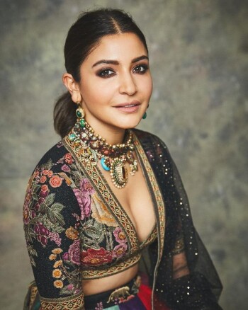 anushka sharma 8974d2
