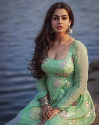 ayesha khan 04556d