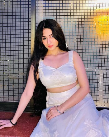 mahee pandey 7a4b4c