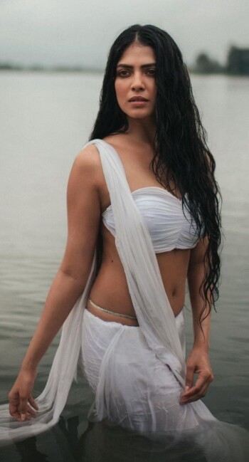 malavika mohanan 2c8e43