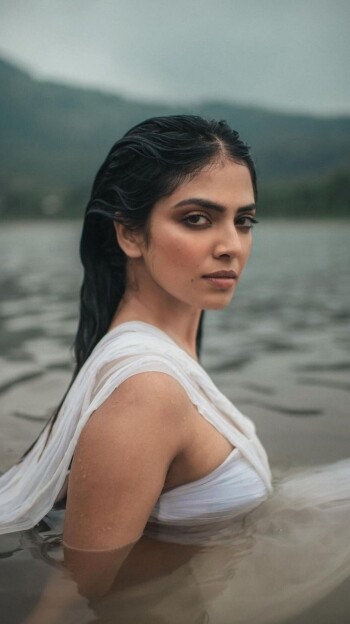 malavika mohanan 9f7582