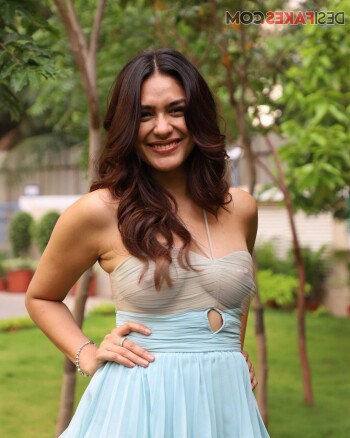 mrunal thakur 019080