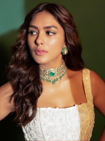 mrunal thakur 5c87ee