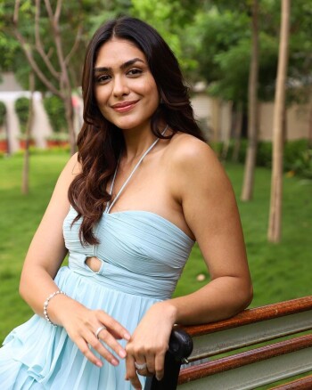 mrunal thakur 61bc12