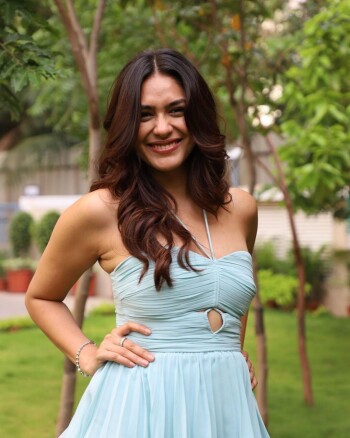 mrunal thakur 62b027