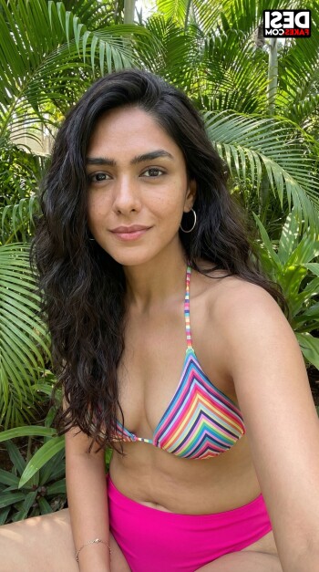mrunal thakur a06995
