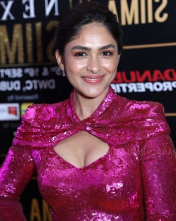 mrunal thakur afea56
