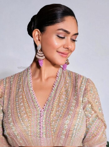 mrunal thakur ffef14