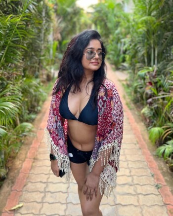 poonam bajwa 04d744