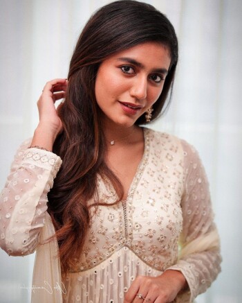 priya varrier 32e866