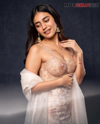 priya_varrier_34de29.jpg